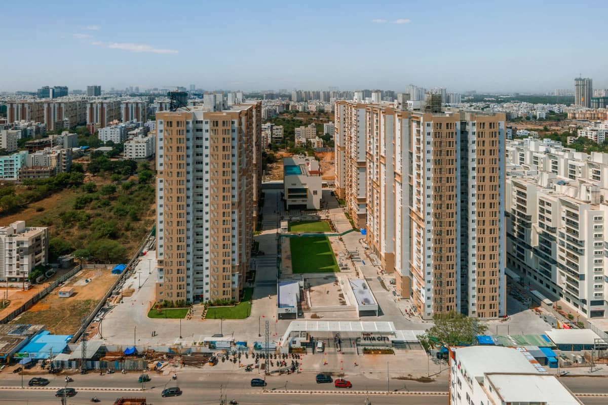 Indis Viva City: Aerial view of the towers and central lawn