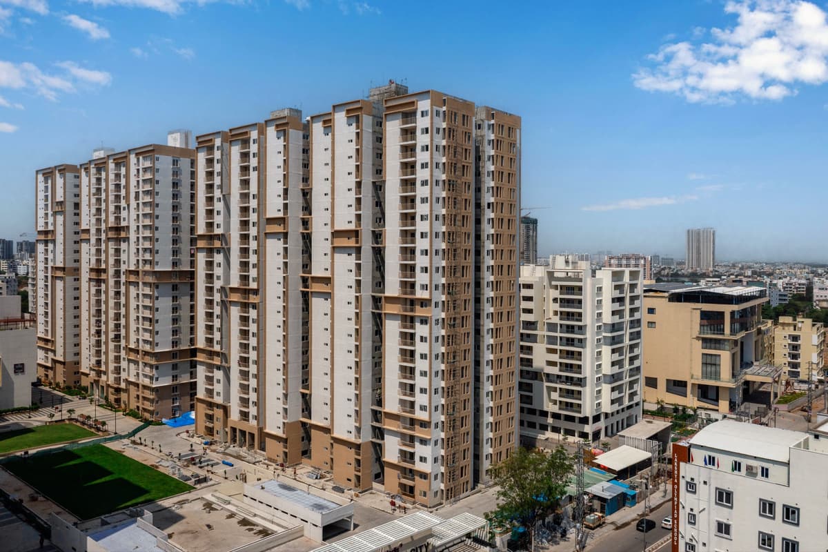 Indis Viva City: Towers and sports field