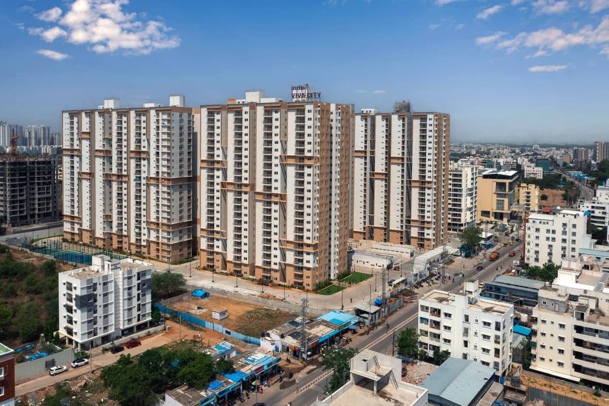 Indis Viva City: Towers and the road frontage